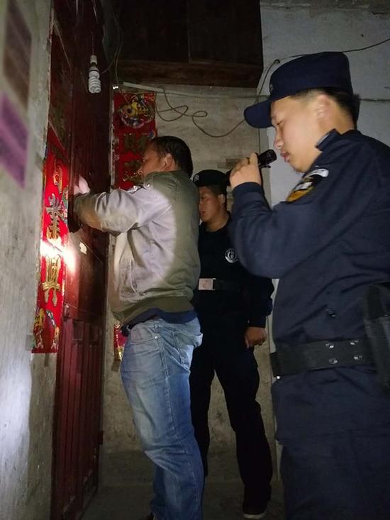 百色地区粗心妈妈误将幼女锁家中 